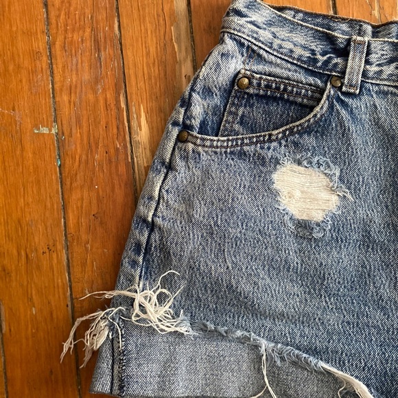 Vintage Levis Cutoff Mom Shorts - Picture 7 of 7